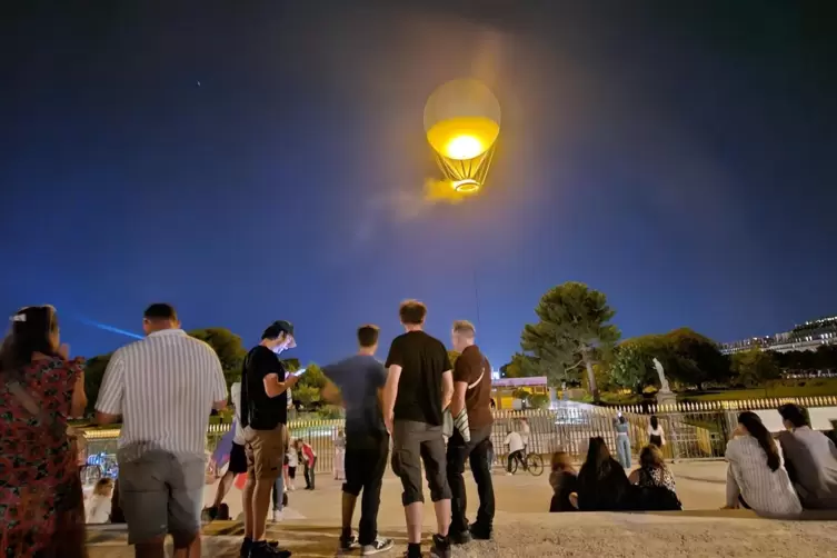 Beliebter Fotospot: das Olympische Feuer. 