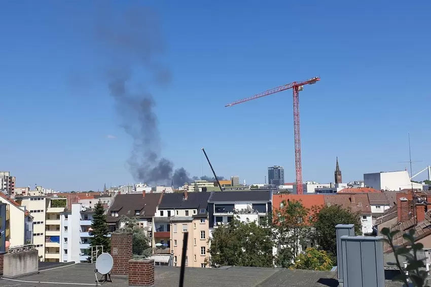 Eine Rauchsäule stand über der Stadt.