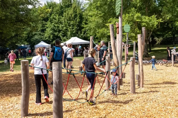 Mit einem kleinen Fest wurde der neue Balancier-Parcours am Lautersheimer Weg eingeweiht. 