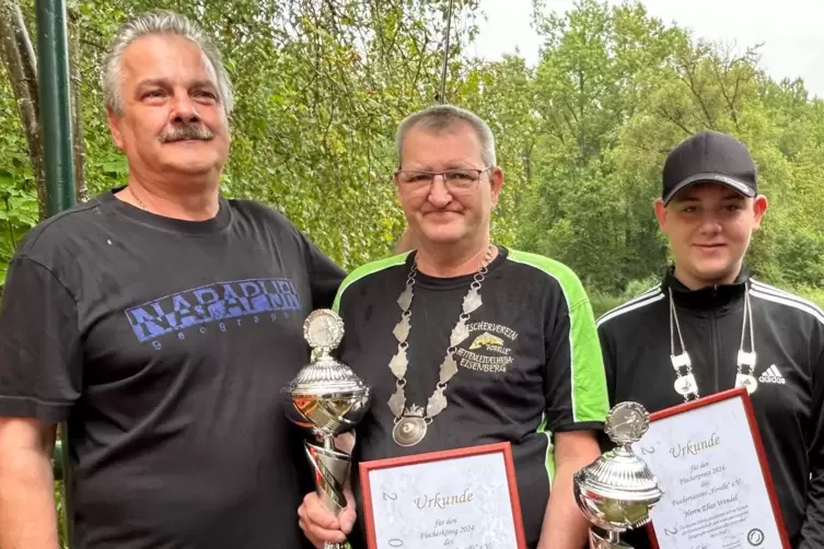 Manfred Heisig (Mitte) und Elias Wendel sind die Sieger beim Königsfischen in der Erdekaut. Links Vorsitzender Peter Schäfer.