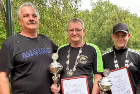 Manfred Heisig (Mitte) und Elias Wendel sind die Sieger beim Königsfischen in der Erdekaut. Links Vorsitzender Peter Schäfer.