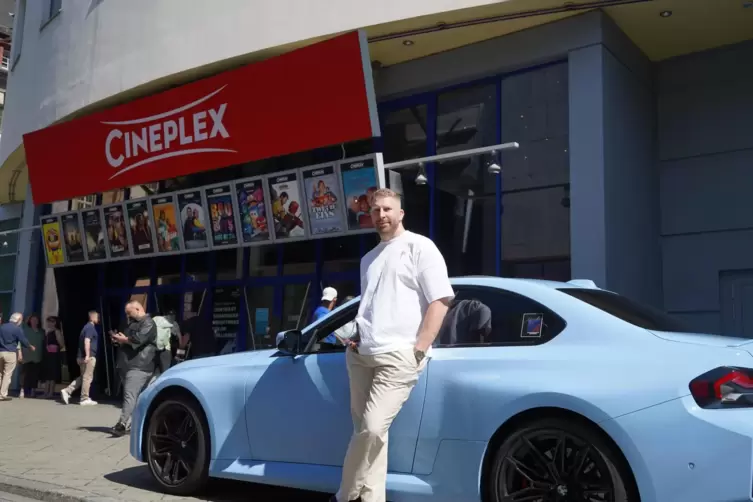 Ein Hingucker: Benjamin Hopkins hat seinen BMW M2 mal kurz direkt vor dem Mannheimer Kino Cineplex abgestellt. 