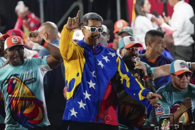 Venezuelas Präsident Nicolas Maduro (Mitte) tanzt in der Hauptstadt Caracas, nachdem er zum erneuten Wahlsieger erklärt worden i