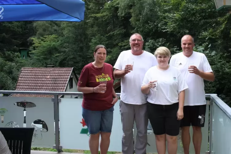 Andreas und Selina Schäfer stoßen im August 2023 mit Frank Kilian und Katrin Klinke an.