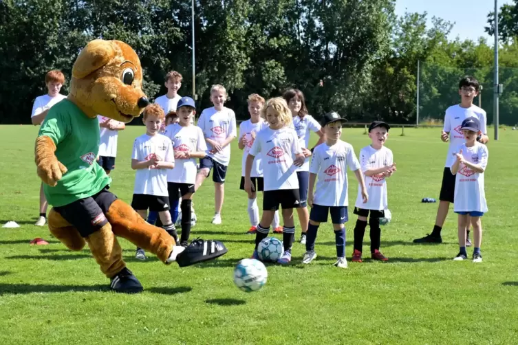 Maskottchen Grenzo zeigt, wie’s geht: Feriencamp bei RW Speyer.