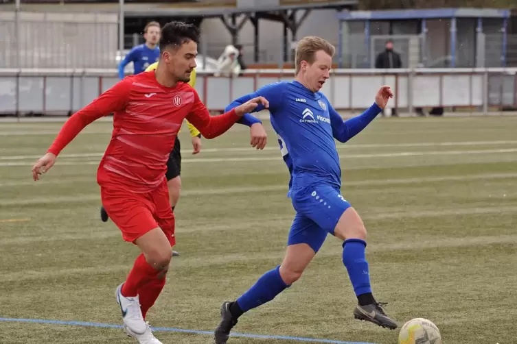 Trikotwechsel: Freinsheims Bezirksliga-Rekordspieler Sebastian Schmidt (rechts) trägt nun das Seebacher Jersey.