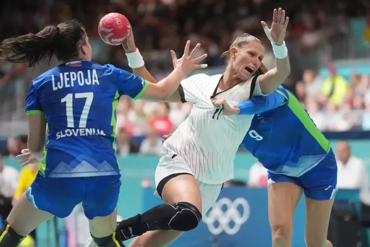 Xenia Smits (weißes Trikot) setzt sich gegen Natasa Ljepoja (links) und Nina Spreitzer (rechts) durch. 