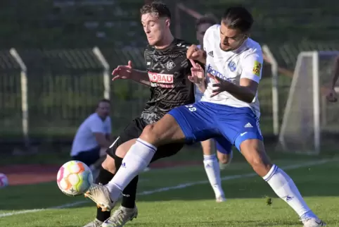  Yannick Immel kennt Edonart Leposhtaku vom FK Pirmasens (rechts) aus gemeinsamen Mechtersheimer Tagen. 