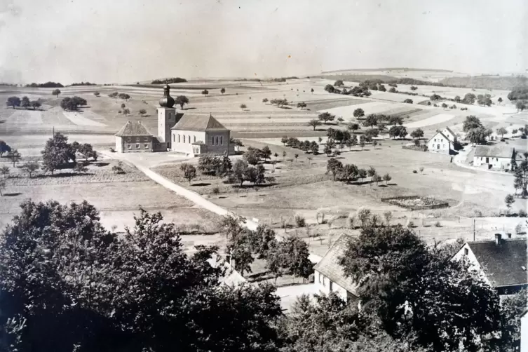 So sah es um 1930 aus: Die katholische Kirche St. Elisabeth stand nahezu alleine da.