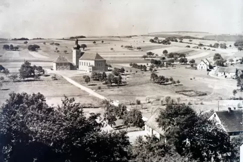 So sah es um 1930 aus: Die katholische Kirche St. Elisabeth stand nahezu alleine da.