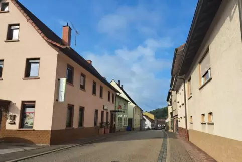 Die menschenleere Trulber Hauptstraße. 