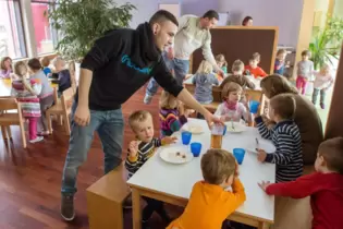 Nach wie vor sind Erzieher (hier ein Symbolbild) in Kitas gegenüber ihren weiblichen Kolleginnen deutlich in der Unterzahl. Aber