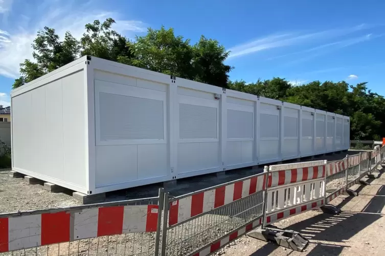 Noch nicht bezugsfertig: Ab September sollen in diesen Containern in Birkenheide Flüchtlinge untergebracht werden.