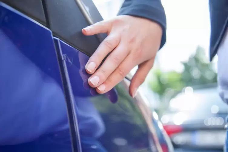 Als der 21-Jährige nach dem Training zu seinem Auto zurückkehrte, entdeckte er die Kratzer im Lack.