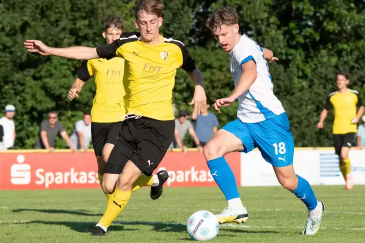  Mathieu Lehmann (rechts) auf dem Weg zum Büchelberger 1:0. Links Jannik Filipe.