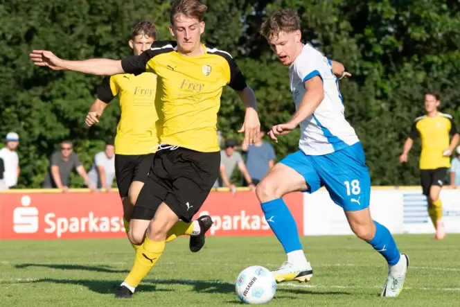 Mathieu Lehmann (rechts) auf dem Weg zum Büchelberger 1:0. Links Jannik Filipe.