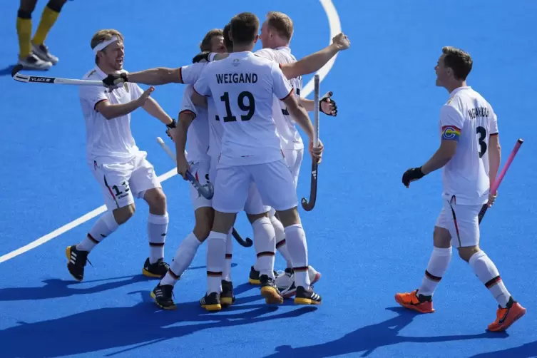 Die Deutschen Hockey-Herren freuen sich über ihr erstes Tor gegen Südafrika. Es sollten weitere folgen.