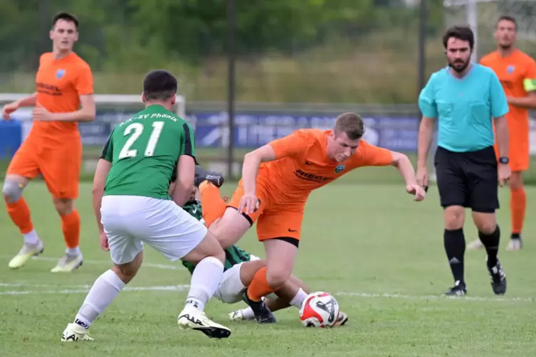 Höherklassigen Gegner ausgeschaltet: FC Speyer 09 (orange) gegen Phönix Schifferstadt.