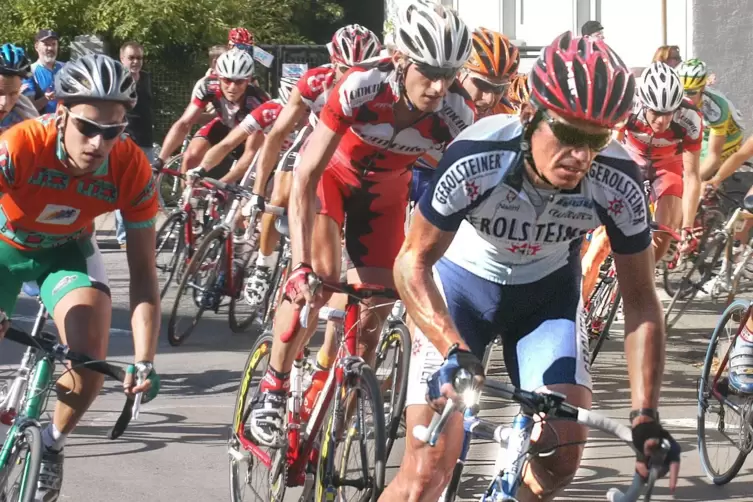 September 2003: Udo Bölts passiert im Gerolsteiner-Trikot bei der Rheinland-Pfalz-Rundfahrt seinen Heimatort Heltersberg.