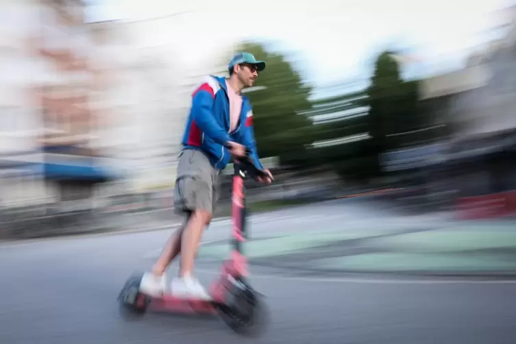 Seit gut fünf Jahren sind Elektroroller in Deutschland erlaubt. Jetzt sollen die Regeln aktualisiert werden.