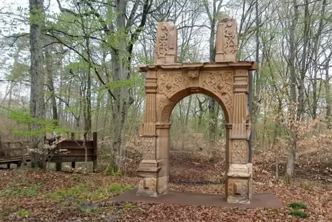 Im Wald aufgestellt werden soll nur ein Nachbau des Torbogens des Schlosses. Der virtuelle Zugang soll mit moderner Technik erfo