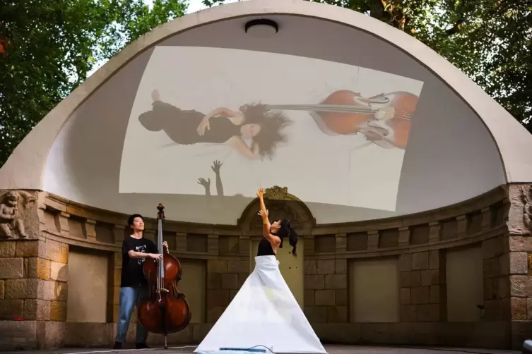 Tänzerin Dorothea Eitel bei einer Perfomance mit Bassist Deng Pan im Landauer Goethepark.