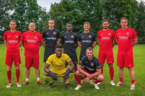 Der Sportliche Leiter des SV Steinwenden, Lars Theobald (hinten rechts), stellt die Neuen im Kader vor (stehend von links): Spie