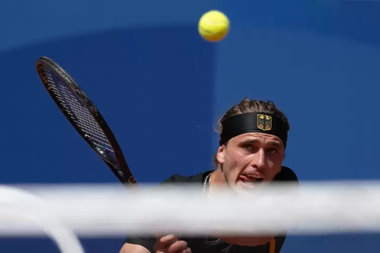 Alexander Zverev gewinnt den Kampf gegen den Tschechen Tomas Machac und die Hitze in Paris. 