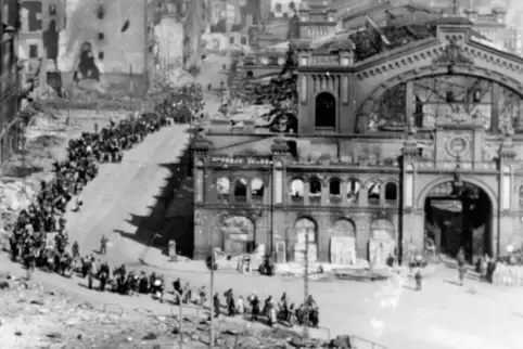 Die Aufnahme vom Oktober 1944 zeigt Einwohner von Warschau, die unter deutscher Eskorte zu einem Sammelplatz gebracht werden. 