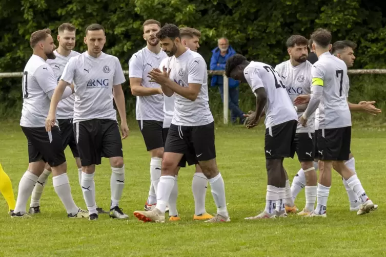 Die Verbandsligafußballer TuS Rüssingen treffen in Pfeddersheim auf zwei bisherige Mitspieler.