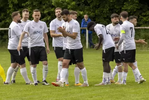 Die Verbandsligafußballer TuS Rüssingen treffen in Pfeddersheim auf zwei bisherige Mitspieler.