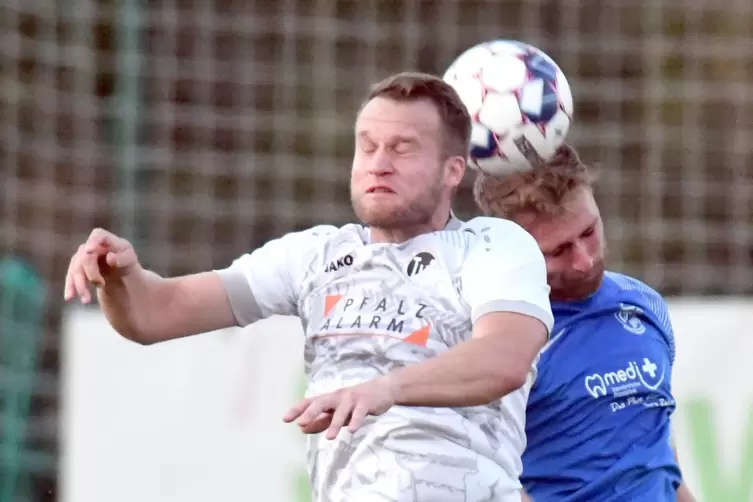 Ein Bild vom letzen Aufeinandertreffen der beiden Teams im Jahr 2022: Marcus Schunk vom TuS Steinbach (im weißen Trikot) im Kopf