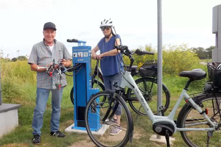 „Super hilfreich“, kommentieren viele Radler die neue Reparaturstation für Fahrräder in Hagenbach. 