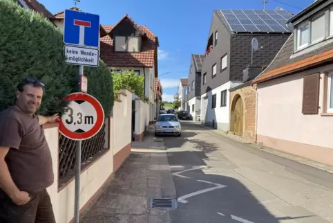 Schreinermeister Michael Rheinwalt sieht Handlungsbedarf wegen der ersten beiden Stellplätze in seiner Straße und bei der Beschr