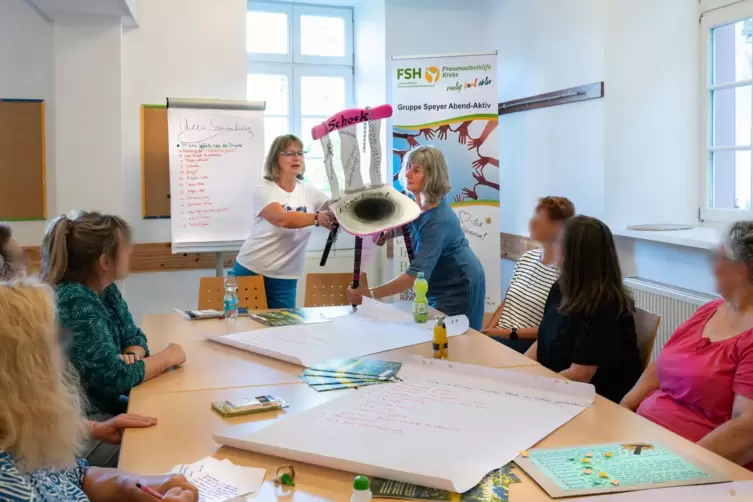 Frauenselbsthilfe nach Krebs: Sylvia Zerech (links) und Gisela Fischer mit einem Stuhl, der in einer Ausstellung gezeigt werden 