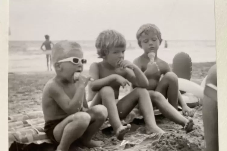 Da war die Welt des kleinen Gerd-Uwe (links, mit Sonnenbrille) am Strand von Lido di Jesolo noch in Ordnung ...