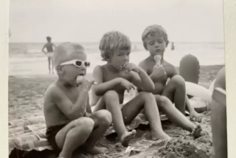 Da war die Welt des kleinen Gerd-Uwe (links, mit Sonnenbrille) am Strand von Lido di Jesolo noch in Ordnung ...