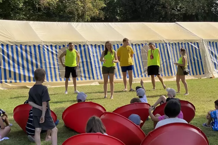 Gemütlich kugeln die Kinder des Strandbadlagers in den Sitzkreiseln und beteiligen sich an einem Quiz. 