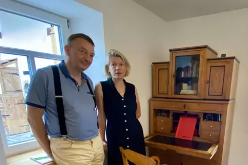 Marc-Guido und Cornelia Ebert im Wohnzimmer, das auch über eine Arbeitsecke verfügt.