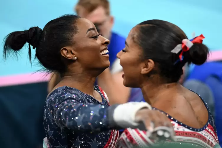 Simone Biles bejubelt die erste Goldmedaille bei den Spielen in Paris. 