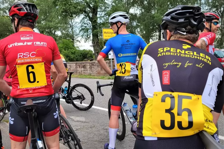 Die Athleten warten gespannt auf den Start des Straßenradrennens in Mehlingen, das in diesem Jahr Geburtstag feiert.