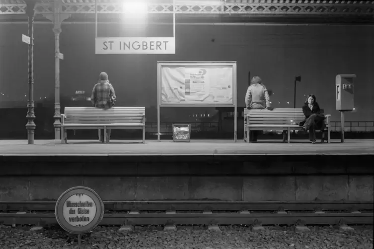 Eine Aufnahme des St. Ingberter Hauptbahnhofes aus dem Jahr 1973. In den Grundzügen ist das Foto gut mit dem heutigen Bahnhof zu