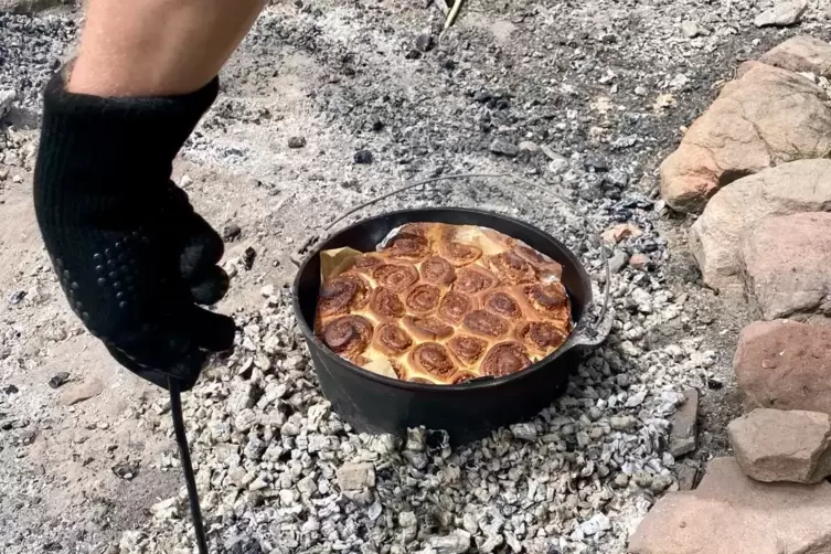 Auch Süßes passt zur Outdoor-Küche: Zimtschnecken im Dutch oven.