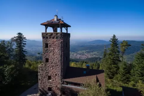 Blick auf den Schwarzwald: Die Teufelsmühle ist der Hausberg von Loffenau im Murgtal. Hier ist der höchste Punkt der Tour erreic