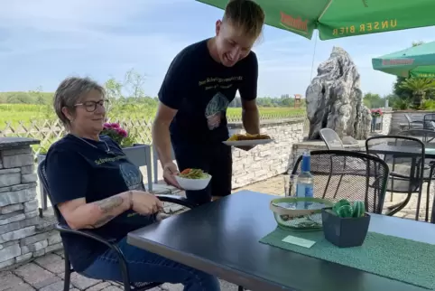 Die bisherige Pächterin des Bistros Zum Schwiegermuttersitz im Kakteenland Steinfeld, Marlu Schmidt, lässt sich von ihrem Nachfo