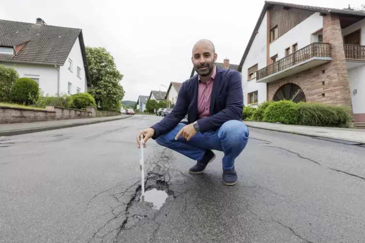 Marode Straßen in Landstuhl – wie hier die Danziger im Stadtteil Atzel – will der neue Bürgermeister Mattia De Fazio auf Vorderm