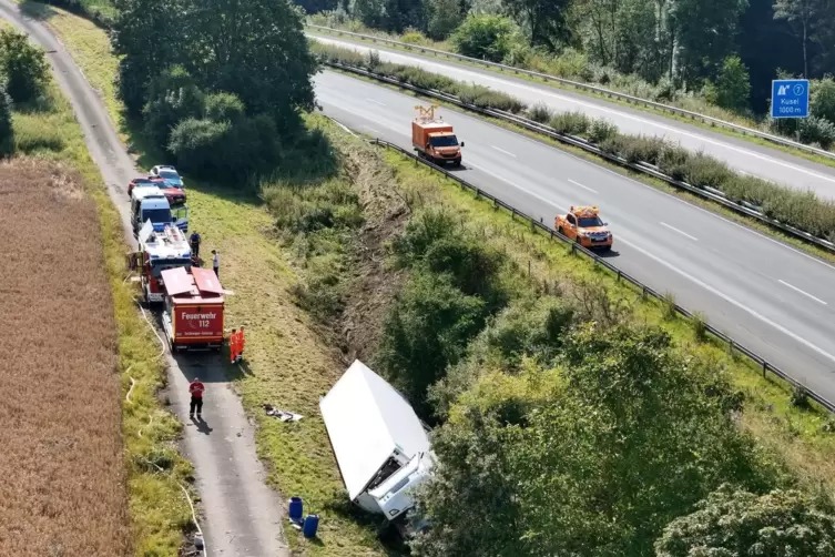 Durch die Leitplanke in den Graben: Zwei Kräne sollen den Lastwagen herausholen. 