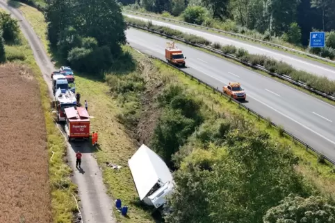 Durch die Leitplanke in den Graben: Zwei Kräne sollen den Lastwagen herausholen. 