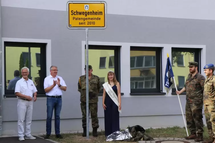 In der Südpfalz-Kaserne wurde ein Ortsschild enthüllt, das an die Schwegenheims Patenschaft mit dem Sanitätszentrum erinnern sol