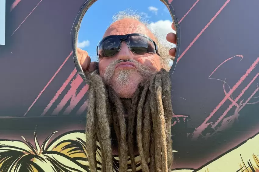 Die Dreadlocks sitzen, Peter Hornbach freut sich auf das Heavy-Metal-Festival, das am Mittwoch bei bestem Wetter gestartet ist.